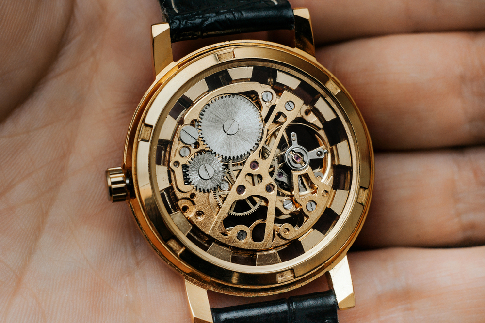 スケルトン腕時計 歯車の見える腕時計 の仕組みや種類について解説 Karitokeマガジン ブランド腕時計のレンタルサービス Karitoke